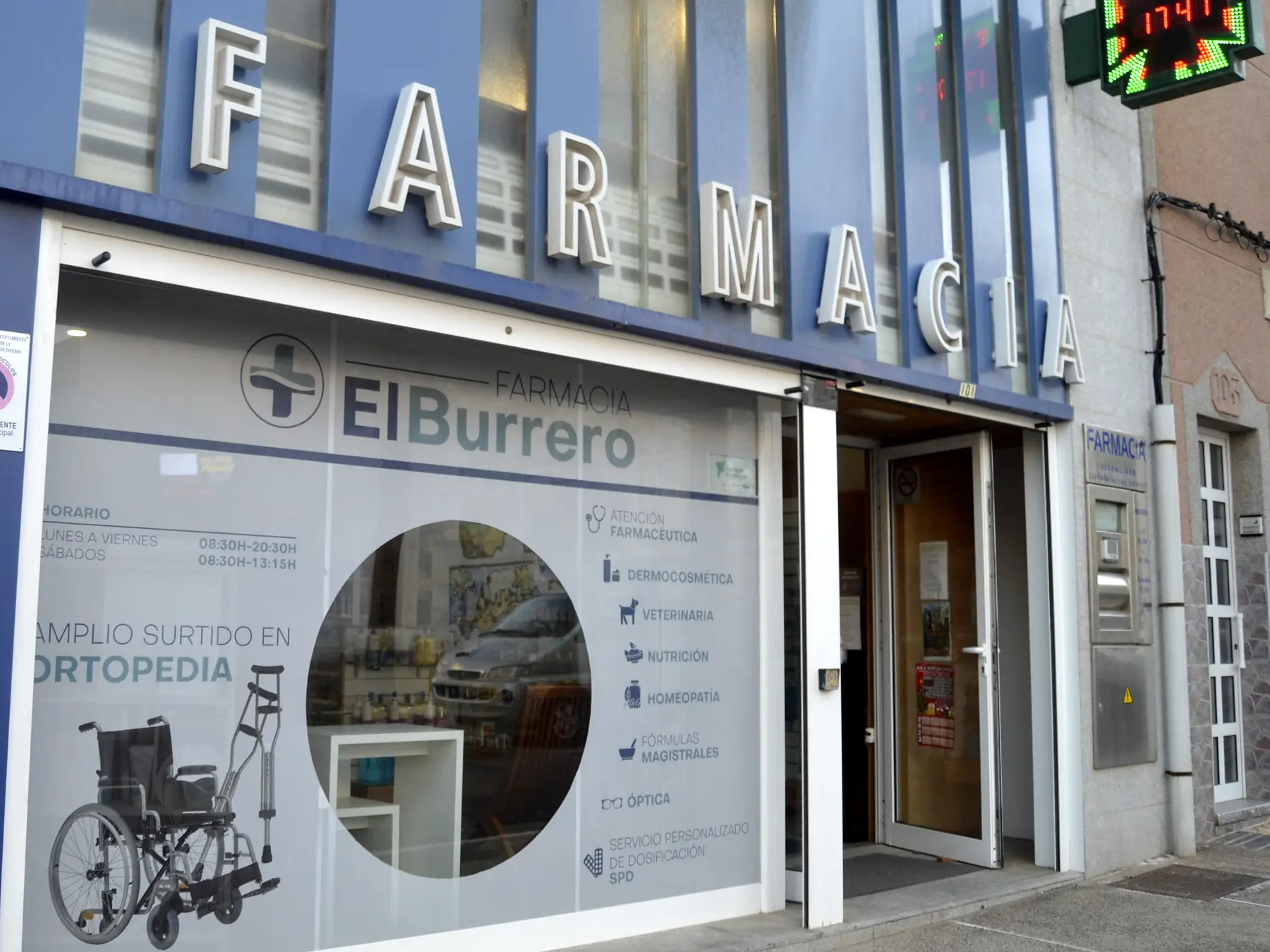 Fachada, escaparate y entrada de Farmacia El Burrero