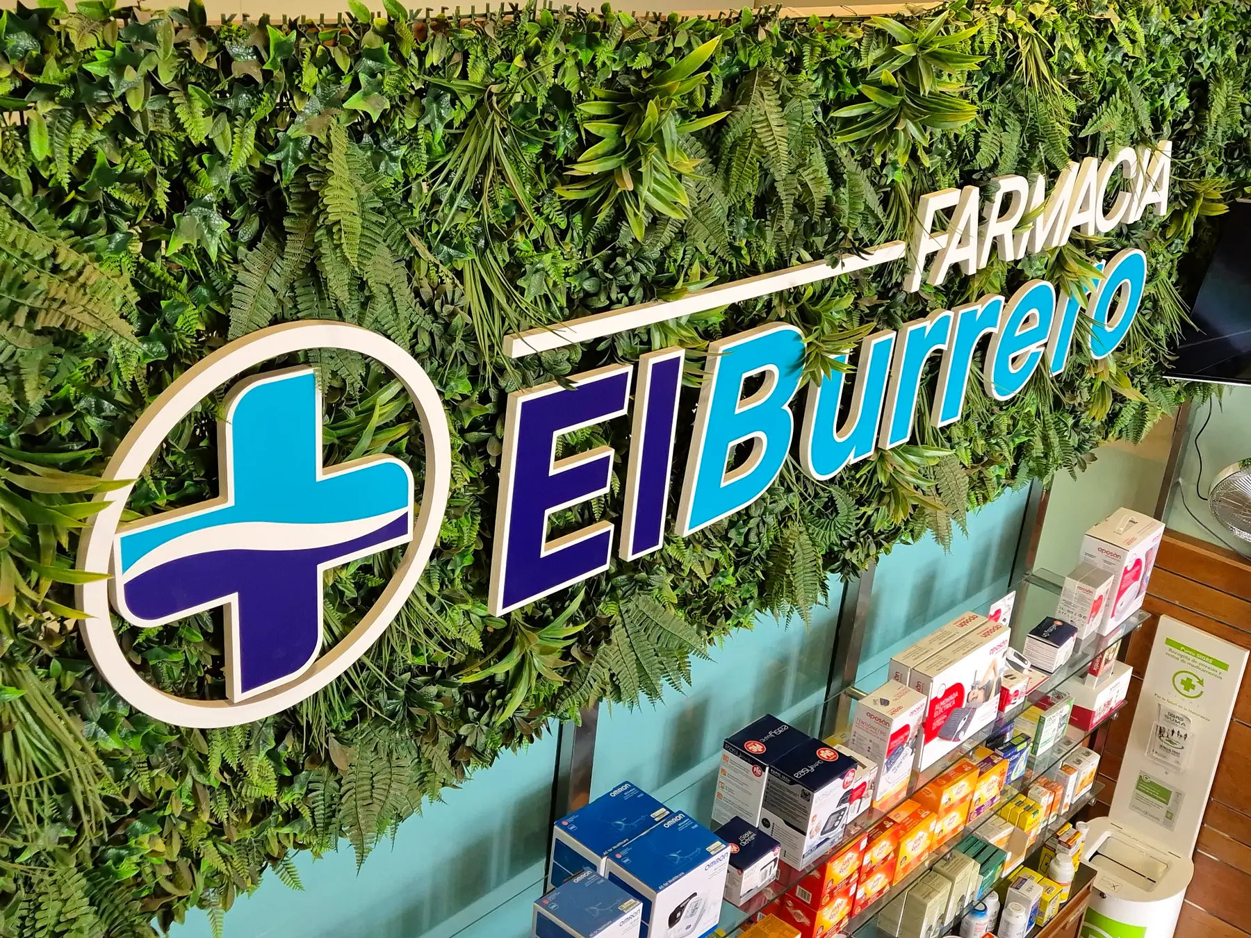 Jardín vertical y rótulo de Farmacia El Burrero