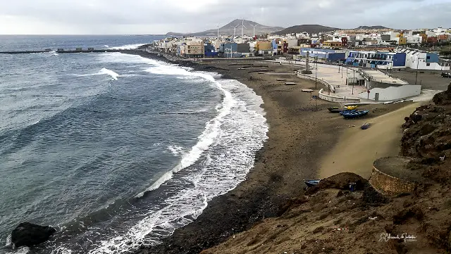 Vista de la playa y el pueblo de El Burrero